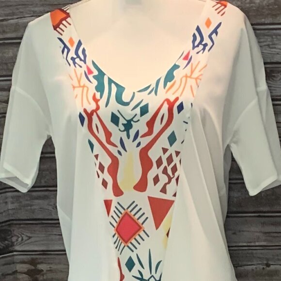 🔥🔥SALE🔥🔥White Short Sleeve Bold Colored Design Top NWOT - Picture 3 of 4